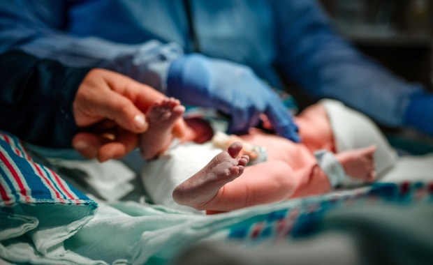 Operacja w 11. minucie życia. Noworodek z guzem wielkości serca