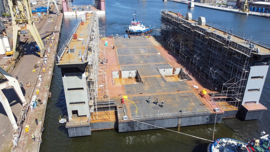 Operacja wodowania drugiego modułu doku pływającego w Stoczni Szczecińskiej "Wulkan" /	Marcin Bielecki   /PAP