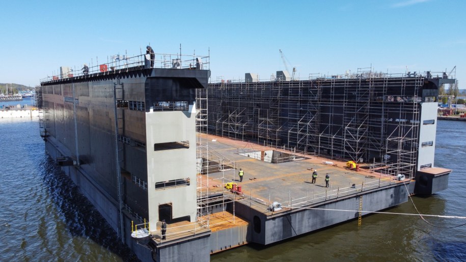 Operacja wodowania drugiego modułu doku pływającego w Stoczni Szczecińskiej "Wulkan" /Marcin Bielecki /PAP