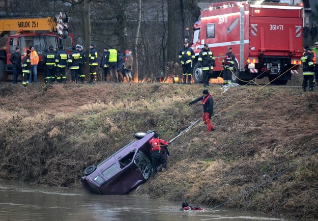 Operacja wydobycia z Wisłoka samochodu, w którym zginęło 5 młodych ludzi /Darek Delmanowicz /PAP