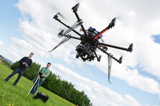 Operator drona może zarobić nawet 2 tys. zlotych dziennie /123RF/PICSEL