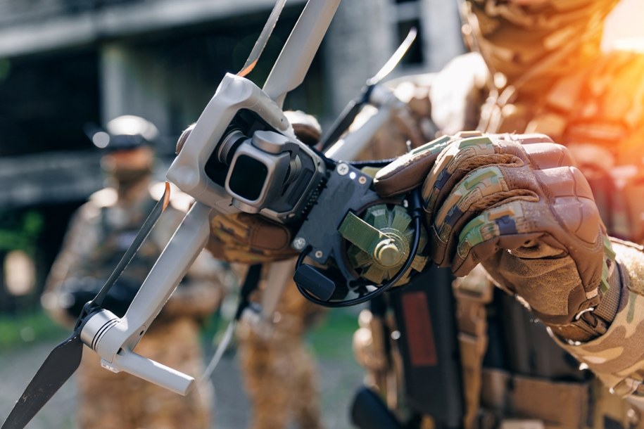 Operator drona (zdjęcie poglądowe) /Shutterstock