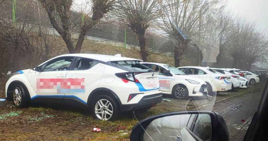 Operator floty zobowiązał się do zabrania z parkingu zdewastowanych pojazdów /Policja