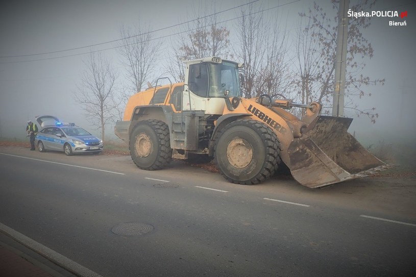 Operator ładowarki prawdopodobnie miał nadzieję przemknąć pod osłoną mgły /fot. Śląska Policja /Policja