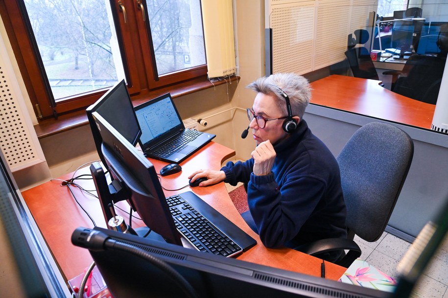 Operator numerów alarmowych w Centrum Powiadamiania Ratunkowego w Szczecinie /	Marcin Bielecki   /PAP