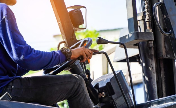 Operator wózka widłowego wygrał milion i zaczął imprezować. Niemal przypłacił to życiem