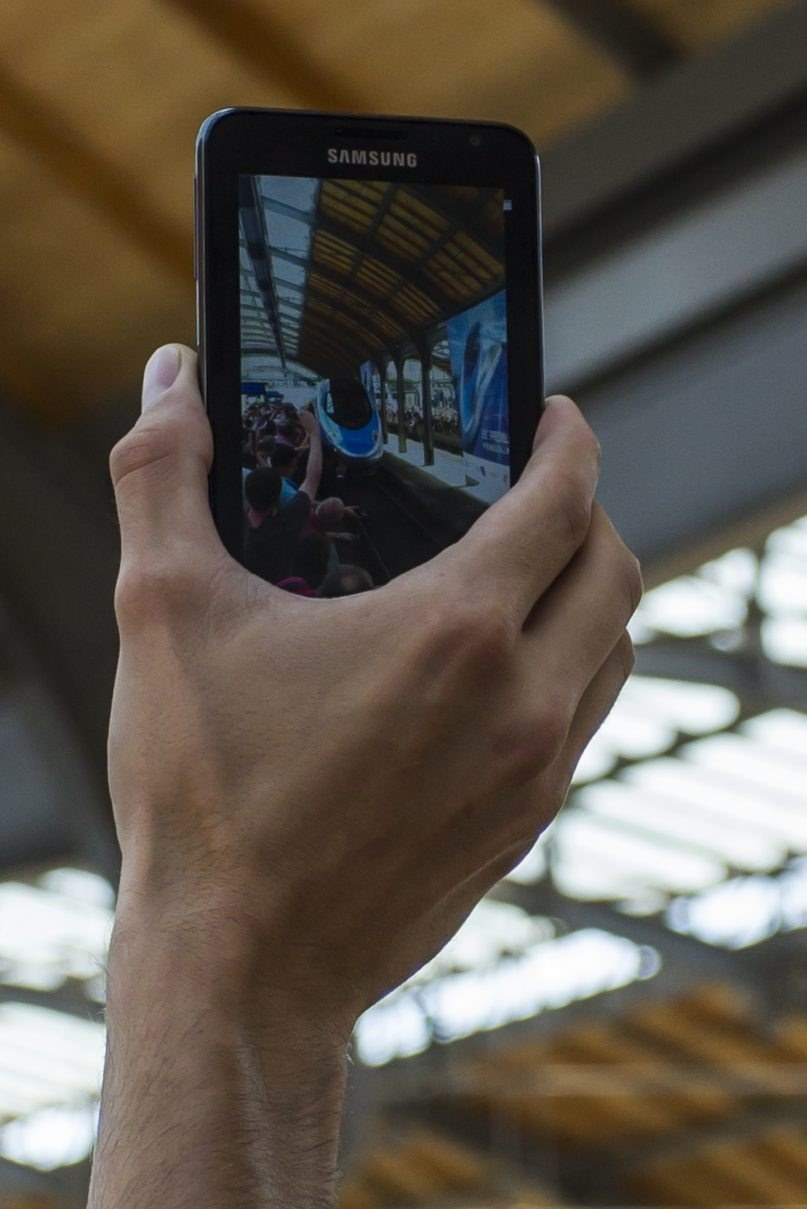 Operatorzy komórkowi twierdzą, że udostępnienie cudzych wiadomości jest niemożliwe /Aleksander Koźmiński /PAP