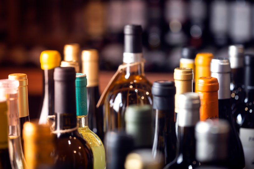 Operatorzy placówek handlowych za pośrednictwem dostawcy napojów alkoholowych porozumiewali się ze sobą w celu uzgodnienia takich samych cen produktów /123RF/PICSEL