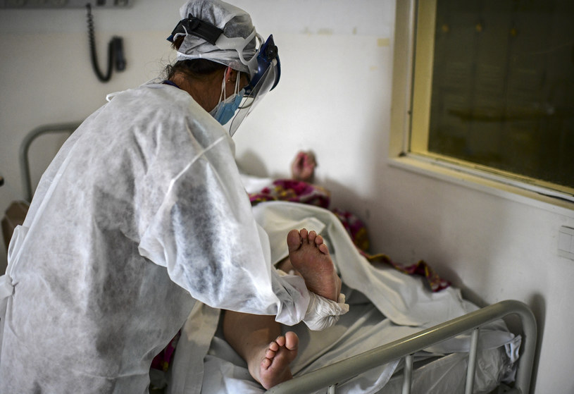 Opieka nad chorym na COVID-19 /RONALDO SCHEMIDT / AFP /AFP