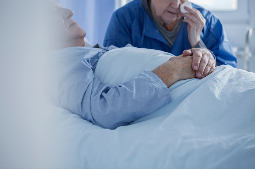 Opieka nad chorym seniorem bywa wymagająca i obciążająca /123RF/PICSEL
