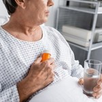 Opieka nad schorowanym rodzicem. Jak uzyskać świadczenia opiekuńcze dla osób starszych? 