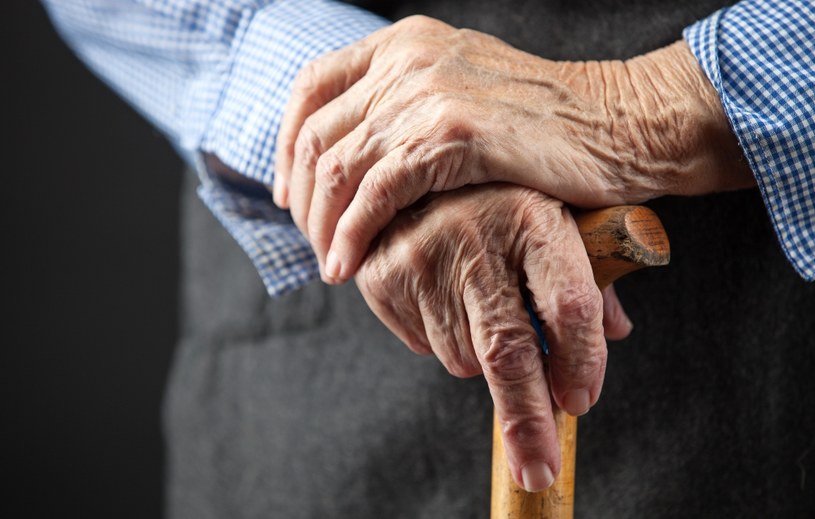 Opieka nad seniorem z demencją bywa wyzwaniem /123RF/PICSEL