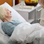 Opiekujesz się osobą leżącą? W ten sposób nie dopuścisz do odleżyn