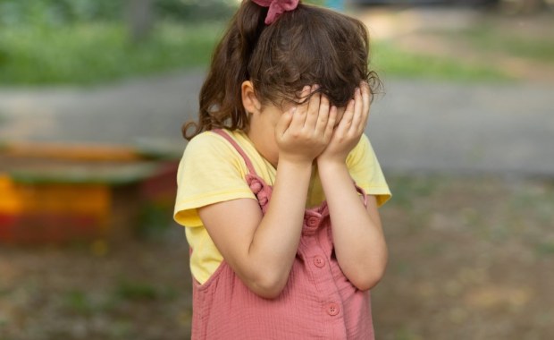 Opiekun z zarzutami gwałtu. Setki dzieci wezwane na badania