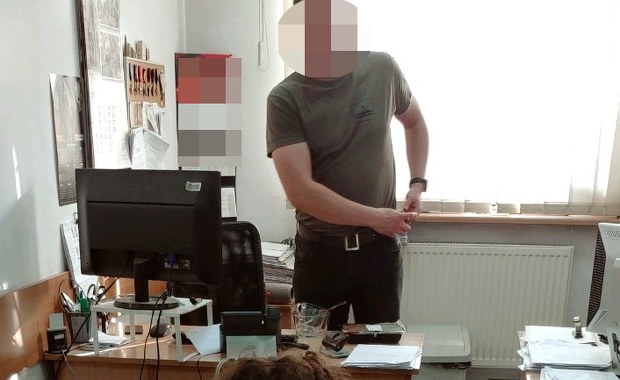 Opiekunka zabrała dziecko i poszła kraść ubrania