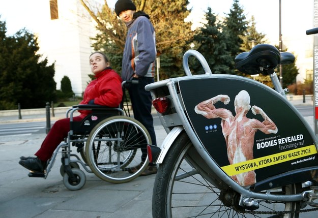 Opiekunowie dorosłych niepełnosprawnych dostaną pieniądze najwcześniej pod koniec maja /Tomasz Gzell /PAP