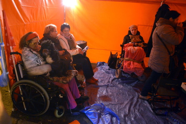 Opiekunowie dorosłych niepełnosprawnych protestują od czwartku /Radek Pietruszka /PAP