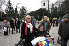 Opiekunowie dorosłych niepełnosprawnych protestują przed Sejmem