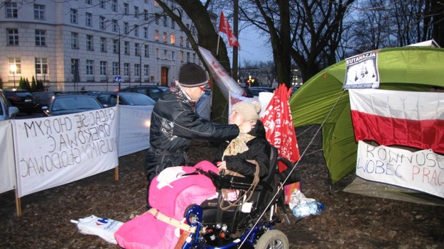 Opiekunowie dorosłych niepełnosprawnych przed Sejmem /Monika Gosławka /RMF FM