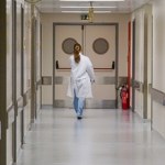 Opiekunowie medyczni tracą pracę. Szpitale liczą na milionowe oszczędności