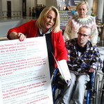 Opiekunowie niepełnosprawnych: Nie kończymy protestu, zawieszamy go