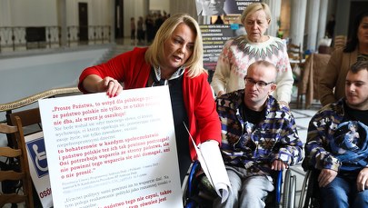 Opiekunowie niepełnosprawnych: Nie kończymy protestu, zawieszamy go