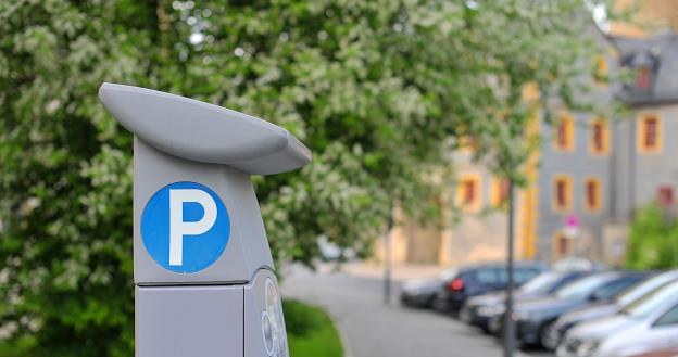 Opłacanie przez pracodawcę miejsc parkingowych dla pracowników zwiększa przychody /&copy;123RF/PICSEL