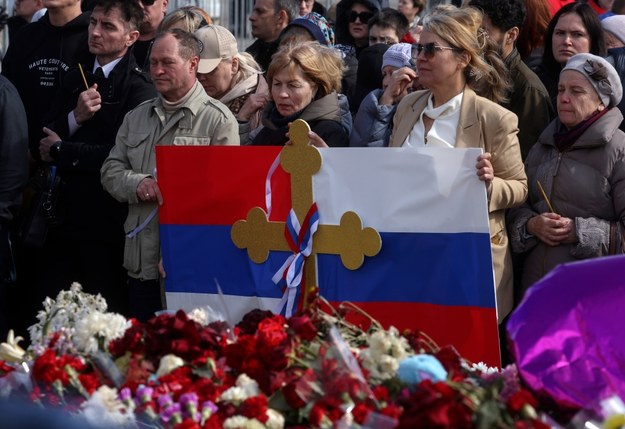 Opłakiwanie ofiar zamachu w pobliżu sali koncertowej Crocus City Hall, osiem dni po ataku terrorystycznym w Krasnogorsku pod Moskwą /Sergei Ilnitsky /PAP/EPA