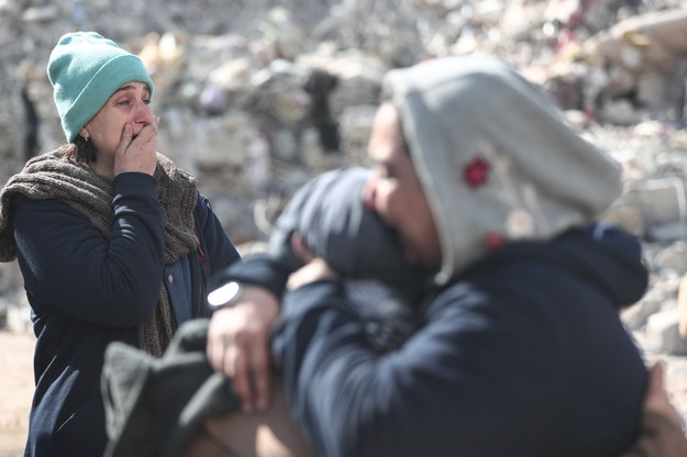 Opłakujący swoich bliskich, którzy stracili życie w trzęsieniu ziemi w Turcji /SEDAT SUNA /PAP/EPA