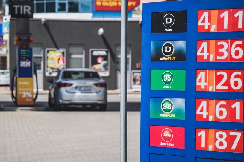 Opłata paliwowa podniosłaby i tak już wysokie ceny paliw /Magdalena Pasiewicz /East News