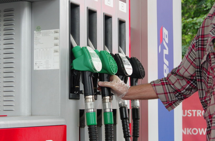 Opłata paliwowa zauważalnie wpływa na wysokość cen paliwa /Marek Bazak /East News