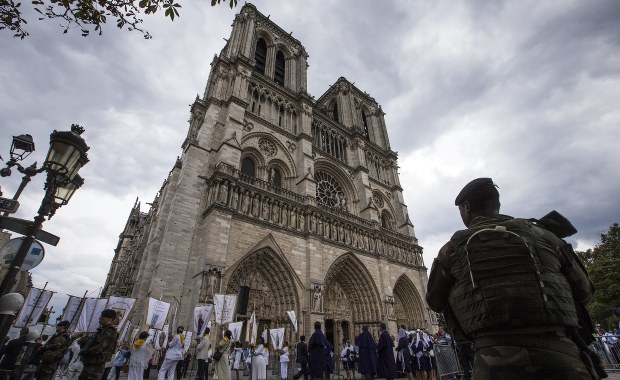 Opłata za modlitwę w katedrze? Burza wokół pomysłu rządu Francji