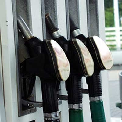 Opłata zapasowa przełoży się na wzrost cen paliw średnio o ponad 1 proc. ich wartości. /AFP