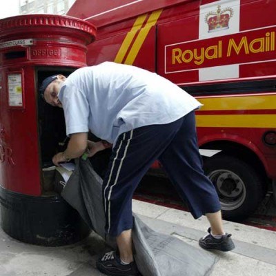Opłaty dla firm biorą się z kryzysu w Royal Mail /AFP