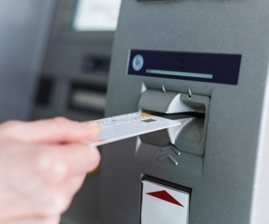 Opłaty w bankach. Ile kosztuje skorzystanie z bankomatu, a ile karta płatnicza?