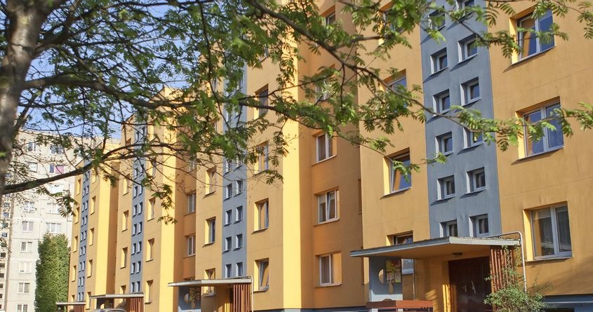 Opłaty w górę. Wspólnota mieszkaniowa zapłaci 90 tys. zł za błąd sąsiada /123RF/PICSEL
