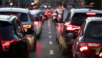 ​Opłaty za auta spalinowe znikają. UE zaakceptowała zmiany w KPO