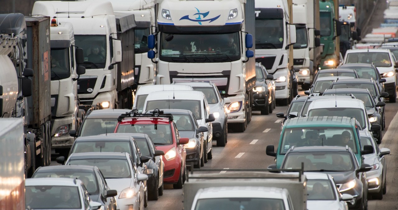 Opłaty za jazdę drogami krajowymi ponoszą kierowcy pojazdów o DMC powyżej 3,5 tony, czyli m.in. ciężarówek i autobusów /Wojciech Stróżyk /Reporter