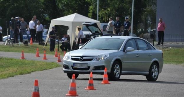 Ople Vectra zostaną zastąpione nowszym modelem /Policja