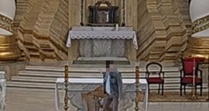 Opluł ołtarz i rzucił krzyżem w tabernakulum. Szokujące nagranie z kościoła