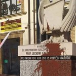 Opole Lubelskie: Ktoś oblał farbą pomnik Lecha Kaczyńskiego. Policja szuka sprawcy