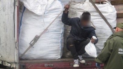 Opolskie: Cudzoziemiec ukrył się w zaplombowanej naczepie serbskiej ciężarówki