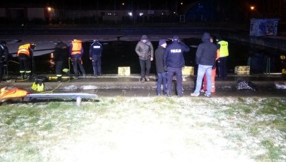 Opolskie: Pod dwójką dzieci na nieczynnym basenie załamał się lód