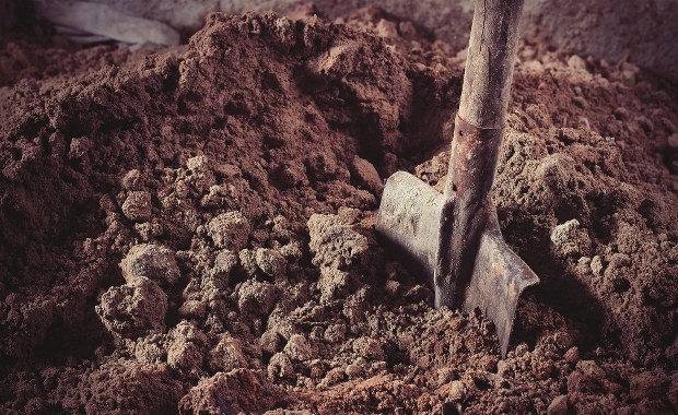 Opolskie: Pracownik budowlany przysypany podczas prac ziemnych