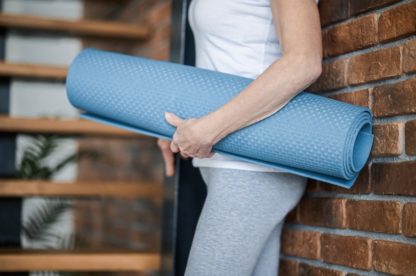 Oponka zniknie, a plecy przestaną boleć. Pomogą proste ćwiczenia pilates przy ścianie