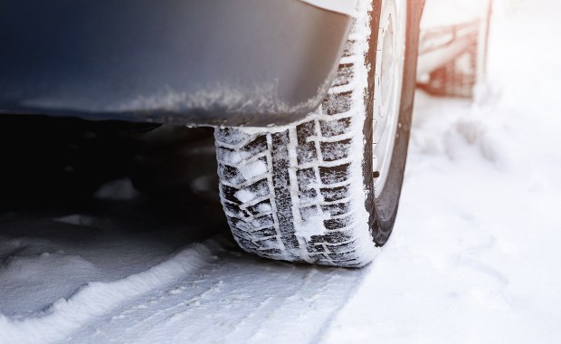 ​Opony zimowe. Czy grozi nam mandat? Co mówi prawo?
