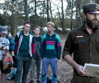 Opowieść "rozgrywa się w świecie nastolatków ery internetu i mediów społecznościowych". Bohaterami filmu są dwie grupy młodzieży z odmiennych światów.
Na zdjęciu Leszek Lichota