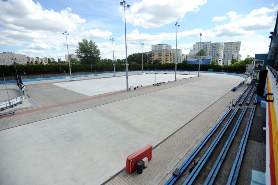 Opóźnia się budowa zadaszenia toru łyżwiarskiego na warszawskich Stegnach /Bartłomiej Zborowski /PAP