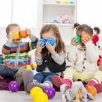 Opóźnienia w wypłacie "babciowego". ZUS tłumaczy jak rozpatruje wnioski