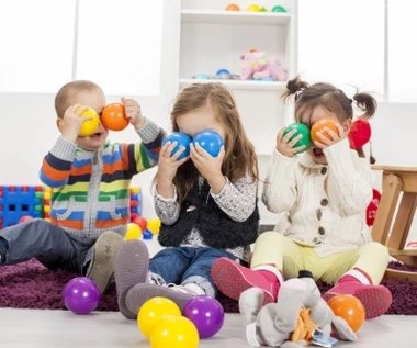Opóźnienia w wypłacie "babciowego". ZUS tłumaczy jak rozpatruje wnioski